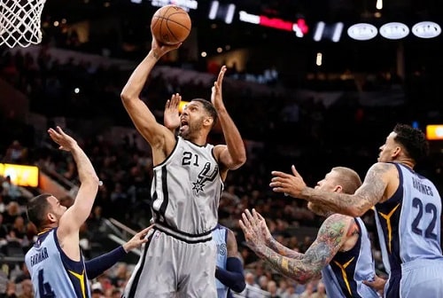 A picture of Tim Duncan taking shot during his game vs Golden State Warriors.